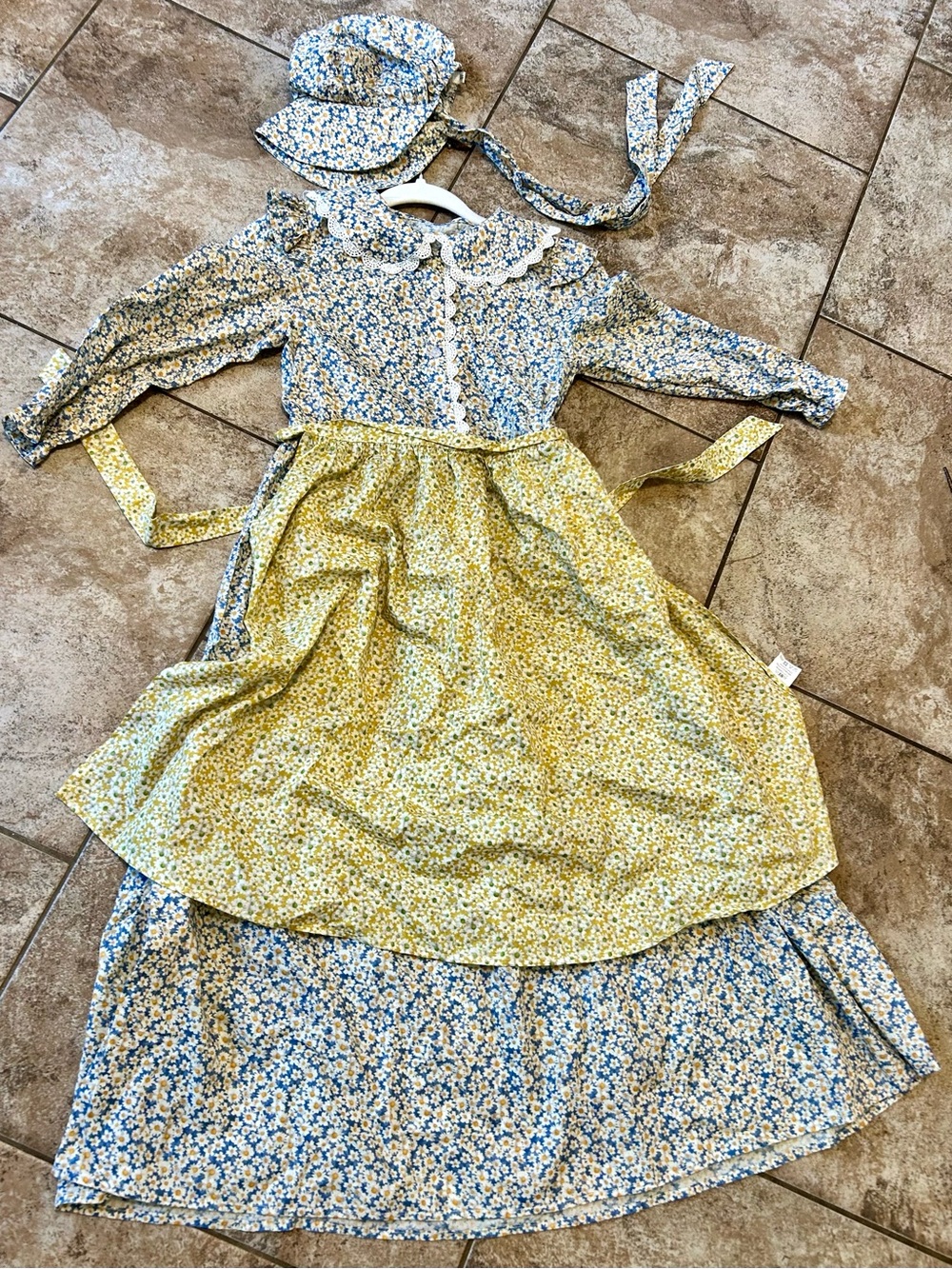 8y Girls 3 piece Pioneer Costume includes Prairie Dress, Apron and Bonnet